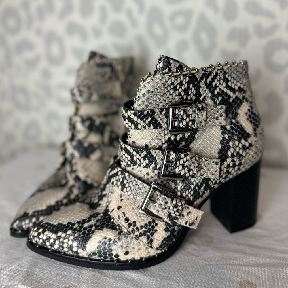 STEVE MADDEN HUMBLE TRIPLE BUCKLE SNAKESKIN PRINT STUDDED HEELED BOOTIE BOOTS 7 - Picture 9 of 9